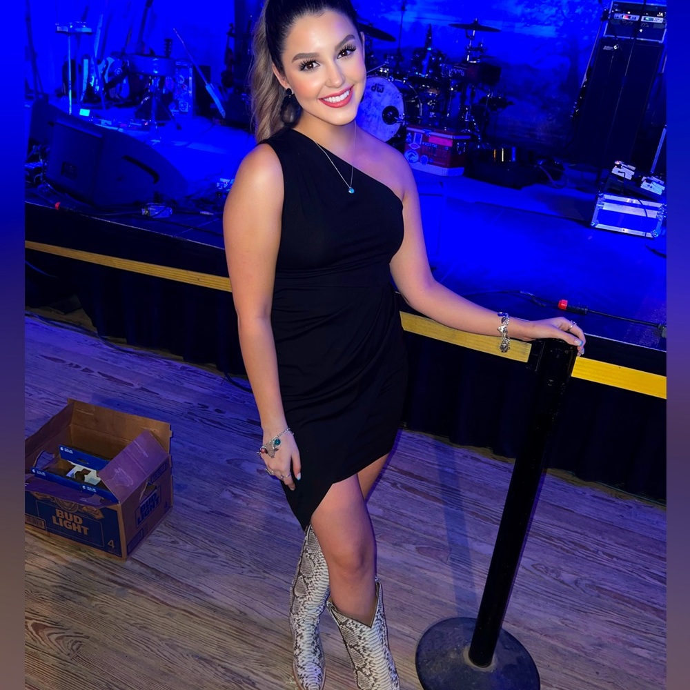 Cute Amazon dress!Wore it once to a country concert for a few hours!